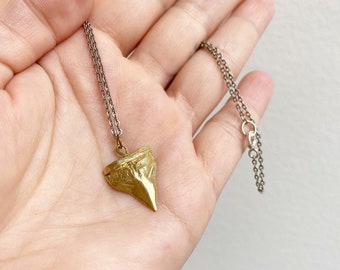 Shark Tooth Necklace ~ Small Shark Tooth Pendant Necklace ~ Pendant Necklace ~ Charm Neckalce