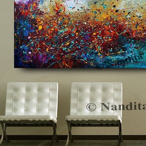 Von Jackson Pollock inspirierte abstrakte Kunst - Farbenfrohes Öl- und Acrylgemälde auf Leinwand - großes Wanddekor für Wohnzimmer von Nandita Albright
