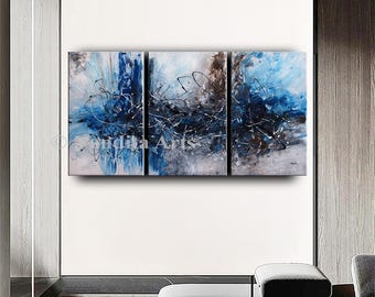 Peinture abstraite bleue : triptyque original en toile encadrée par Nandita