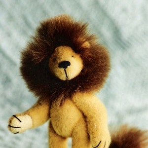 Lion pattern and Illustrated Instructions for Leonard, a 2.5" jointed miniature Lion (downloadable PDF)