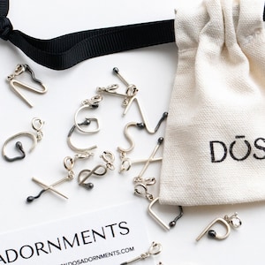 Dois amuletos de letras minúsculas COMBINAÇÃO PERFEITA Queimado e apagado. Joias palito de fósforo feitas à mão em prata esterlina reciclada. Joias únicas
