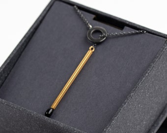 Tändstickslariathalsband, 24K guldpläterat sterlingsilver och svart onyx