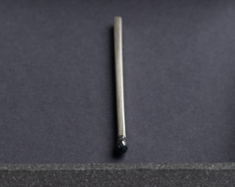 Brosch i sterlingsilver med matchstift, oxiderad detalj
