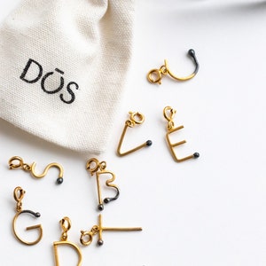 Amuleto de letra de fósforo dourado. Uma pequenina combinação perfeita. Joias feitas em prata esterlina, banhadas a ouro 24K. Único feito na Letônia
