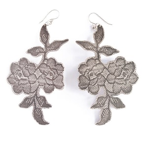 Blumen-Spitze ohrringe gemacht, indem man echte Spitze verwendet. Handgefertigt aus 925er Silber. Oxidiert. Einzelstück. Elegant und schick Ohrringe