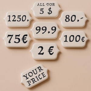 Può includere: Cartellini dei prezzi color crema con testo nero. I cartellini mostrano numeri e il testo "ALL FOR" e "YOUR PRICE". I numeri includono importi in dollari ed euro e un numero grande 1250.