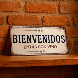 Puede incluir: Un letrero rectangular de metal con un acabado envejecido en color blanco hueso y un borde azul oscuro. El texto dice BIENVENIDOS en letras grandes azul oscuro, seguido del texto más pequeño ENTRA CON VINO en rojo oscuro, con adornos.
