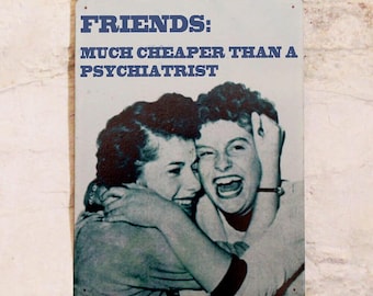 Peut inclure: Panneau métallique vintage avec un fond bleu clair et le texte "FRIENDS: MUCH CHEAPER THAN A PSYCHIATRIST" en bleu foncé. L'image en noir et blanc montre deux personnes riant et s'embrassant.