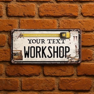 Puede incluir: Un letrero metálico rectangular con el texto "YOUR TEXT WORKSHOP" en letras negras. El letrero tiene un aspecto envejecido y vintage con una cinta métrica, una caja de herramientas y herramientas. El fondo es una pared de ladrillos.
