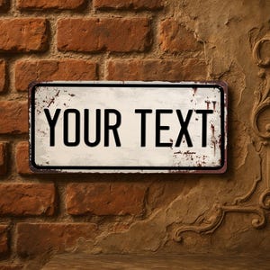 Könnte beinhalten: Ein rechteckiges Metallschild mit dem Text "YOUR TEXT" in schwarzen Buchstaben. Das Schild hat einen verwitterten, Vintage-Look mit rostfarbenen Flecken. Der Hintergrund ist eine Backsteinmauer und eine strukturierte, braune Wand.