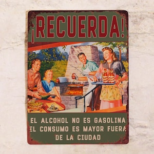 Cartel divertido en español para decorar casa de campo "Recuerda: el consumo de alcohol es mayor fuera de la ciudad" – Metal, 20x30 cm.