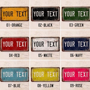 Puede incluir: Nueve letreros metálicos rectangulares con un acabado envejecido. Cada letrero tiene el texto "YOUR TEXT" en blanco. Los letreros son de varios colores, incluyendo naranja, negro, verde, rojo, blanco, azul marino, azul, amarillo y rosa.