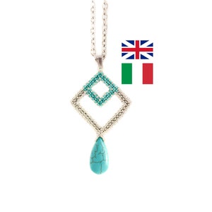 Può includere: Una collana di perline turchesi e argento con un ciondolo a forma di lacrima in pietra turchese. Il ciondolo ha la forma di un diamante.