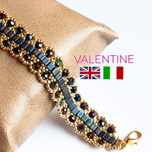 Può includere: Un braccialetto di perline con uno schema di colori oro e nero. Il braccialetto ha una chiusura a moschettone ed è esposto su un cuscino marrone. Il testo "VALENTINE" è visibile nell'immagine.