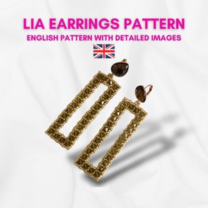 Könnte beinhalten: Ein Paar goldfarbene rechteckige Ohrringe mit einem grünen Perlenmuster und einem dunkelbraunen tropfenförmigen Stein an der Oberseite jedes Ohrrings.