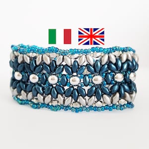 Peut inclure: Un bracelet en perles bleues et argentées avec un motif géométrique. Le bracelet est fait de petites perles rondes et a un design tissé.