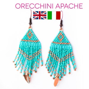 Può includere: Orecchini con perline turchesi e rame con un design a frangia. Gli orecchini hanno la forma di un triangolo con una perla di rame nella parte inferiore.
