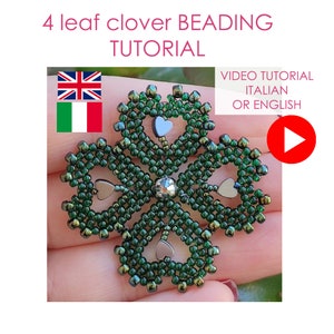 Può includere: Primo piano di un quadrifoglio perlato verde, con un centro di cristallo e accenti a cuore argentati. L'immagine include il testo "4 leaf clover BEADING TUTORIAL" e "VIDEO TUTORIAL ITALIAN OR ENGLISH".