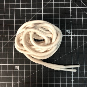 Puede incluir: Un cord&oacute;n de zapato blanco, enrollado y listo para usar. El cord&oacute;n est&aacute; hecho de un material grueso y duradero y es perfecto para agregar un toque de estilo a cualquier par de zapatos.