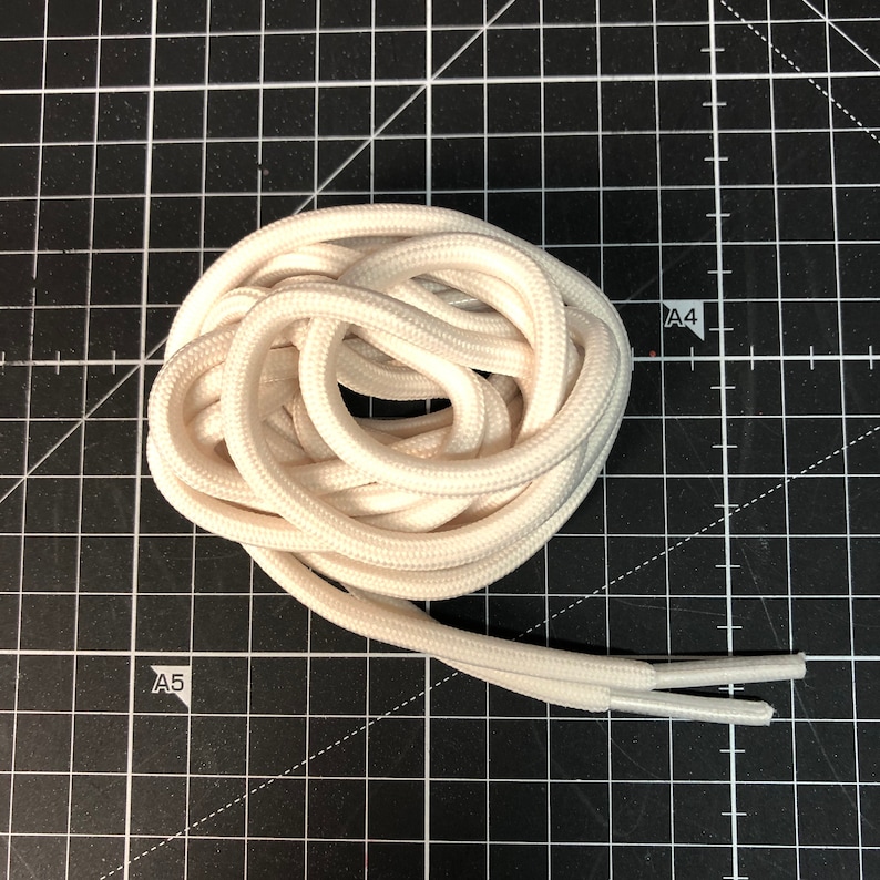 Puede incluir: Un cord&oacute;n de zapato blanco, enrollado y listo para usar. El cord&oacute;n est&aacute; hecho de un material grueso y duradero y es perfecto para agregar un toque de estilo a cualquier par de zapatos.