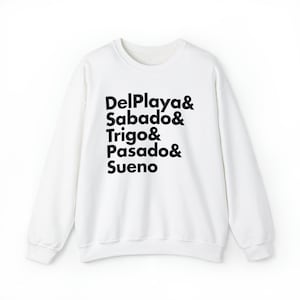 Könnte beinhalten: Weißes Sweatshirt mit Rundhalsausschnitt und schwarzem Text. Der Text lautet "DelPlaya & Sabado & Trigo & Pasado & Sueno". Das Sweatshirt hat lange Ärmel und ein lässiges Design, geeignet für den Alltag.