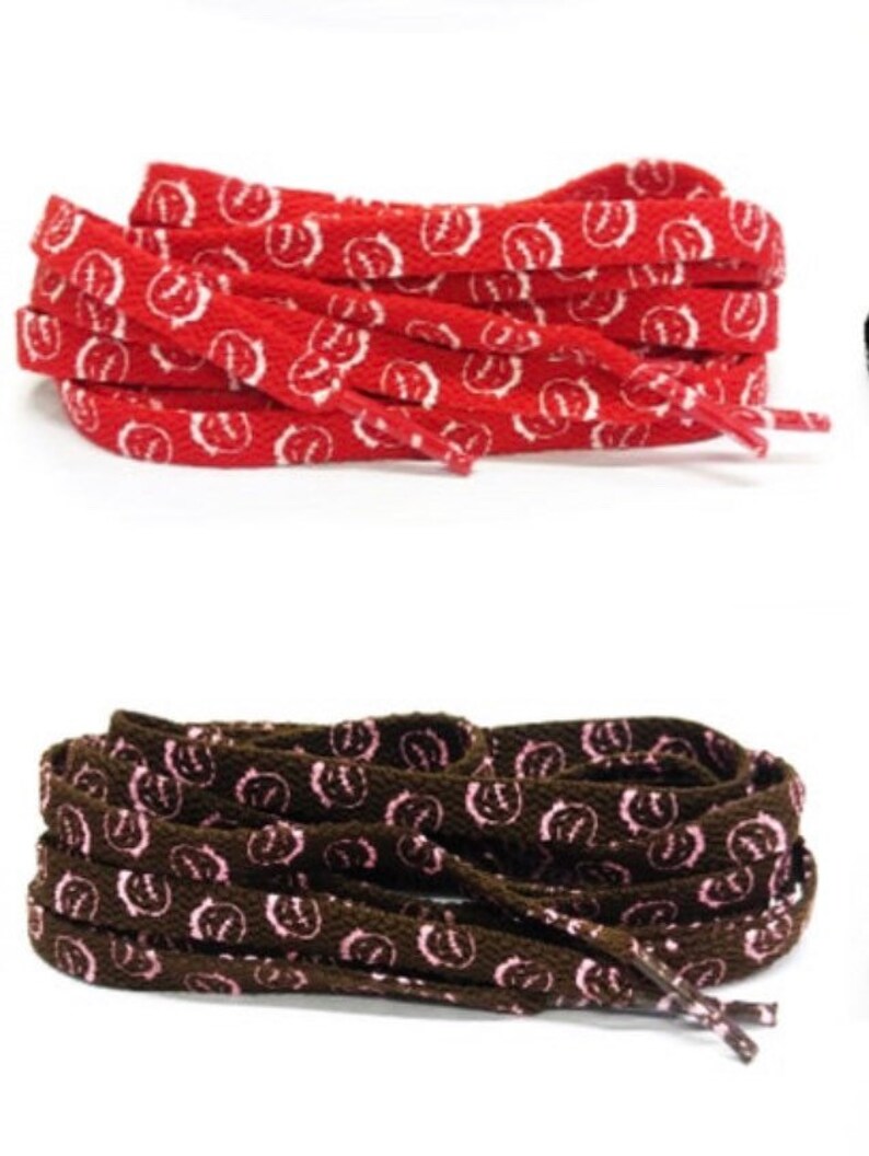 Puede incluir: Dos pares de cordones. Un par es rojo con un patr&oacute;n blanco, y el otro es marr&oacute;n con un patr&oacute;n rosa. Los cordones est&aacute;n hechos de un material tejido y son adecuados para zapatillas deportivas u otros tipos de zapatos.