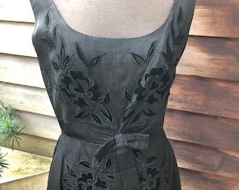 January Sale. Beautiful black taffeta party frock. Original 50s. Decorated with velvet flocked roses. M