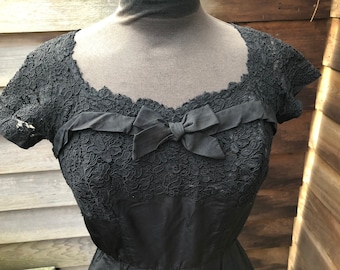 Beautiful genuine 50s black party dress. Taffeta and lace. Gorgeous bodice. M