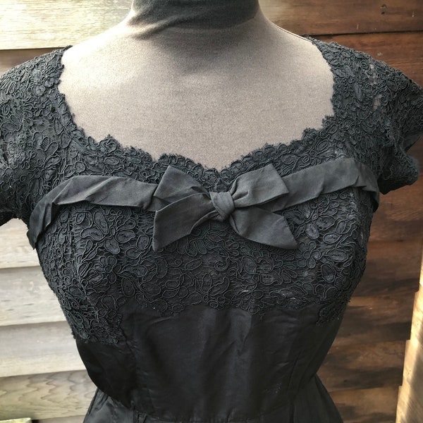 Beautiful genuine 50s black party dress. Taffeta and lace. Gorgeous bodice. M