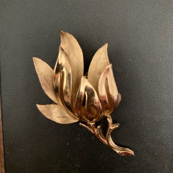 Original TRIFARI brooch. Gold tone. 60's. Modernist. Beautiful piece.
