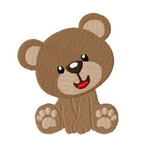 Op de afbeelding: Een bruine teddybeer met een grote glimlach en een rode tong. De beer zit met zijn poten voor zich.