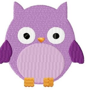 Könnte beinhalten: Gesticktes Eulen-Design in Lila mit großen weißen Augen und schwarzen Pupillen. Die Eule hat einen hellvioletten Körper, dunkelviolette Flügel und einen orangefarbenen Schnabel und Füße. Geeignet für Bastelprojekte.