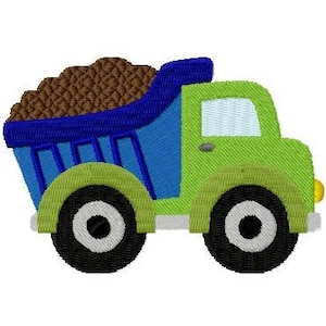 Puede incluir: Un camión de volteo de juguete verde con una caja azul llena de tierra marrón. El camión tiene ruedas negras con llantas blancas.