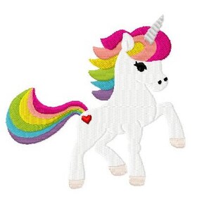 Op de afbeelding: Een wit eenhoorn met een regenboogmanen en een regenboogstaart. Het eenhoorn heeft een roze hart aan de zijkant en een witte hoorn.