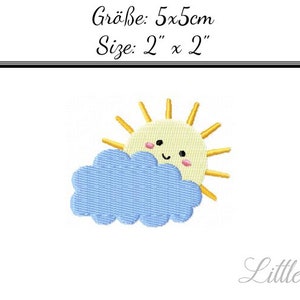 Puede incluir: Un sol amarillo sonriente asomándose detrás de una nube azul claro. El diseño mide 5 cm por 5 cm.