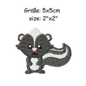 Könnte beinhalten: Ein schwarz-weißes Cartoon-Stinktier mit rosa Nase. Das Stinktier steht auf allen vieren und hat einen langen Schwanz. Das Bild ist 5 cm x 5 cm groß.