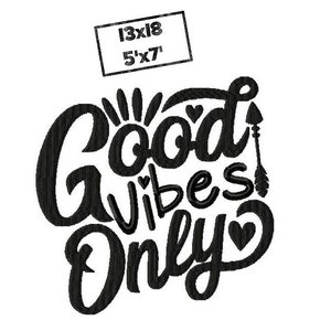 Könnte beinhalten: Schwarzweißes Stickmuster mit dem Spruch "Good Vibes Only" mit Herz- und Pfeil-Akzenten. Das Design ist 13 Zoll mal 18 Zoll groß, oder 5 Zoll mal 7 Zoll.