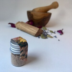 poussière de légumineuses, parfum de plante entière cardamome rose, encens corporel, parfum rituel magique, aromathérapie, poudre d’onction oracle