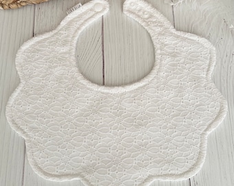 Scalloped Baby  Bib in white broderie anglaise fabric, baby girl bib, dribble bib, feeding, baby gift