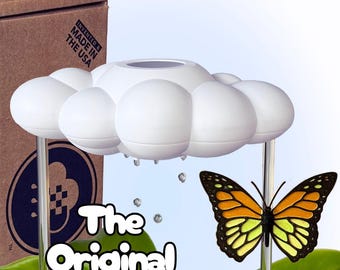 Original tropfende Regenwolke mit orangefarbenem Schmetterlingsanhänger