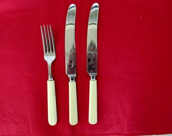 WIDELEC/2 NOŻE obiadowe w stylu art déco Sztućce/sztućce ze srebra z rączkami z imitacji kości/celulozy w kolorze kości słoniowej Ostrza ze stali nierdzewnej z oznaczeniem Royal Brand England Great Cond