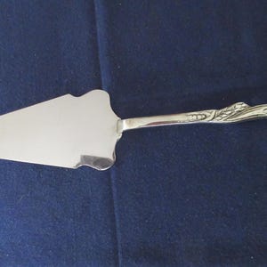 Nieoznakowany 9 1/2" Solid Blade Silverplate PIE/Cake Dessert SERVER/Nóż z nowoczesnym KWIATEM na rękojeści Polerowany Dobry stan
