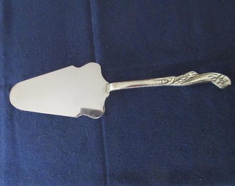 Unmarked 9 1/2" Solid Blade Silverplate PIE/Cake Dessert SERVER/Knife with Modern FLOWER on Handle Polished Good Condition