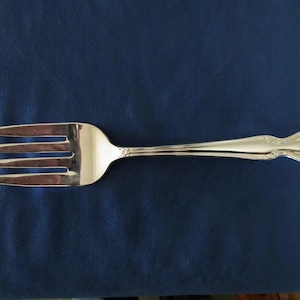 Lg Silverplate Meat Serving FORK from ROGERS/International Flatware in the DAYBREAK/Elegant Lady Pattern Heart Shape Tip w/Flower Polished!