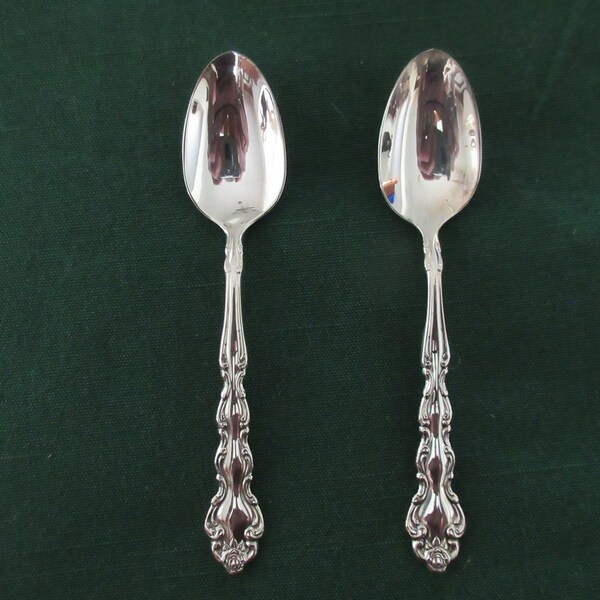 2 Sm Silverplate Demitase SPOONS from Oneida Community in "collectable" MODERN BAROQUE Scalloped Handle Scrolls Edge Flower Tip Super Cond