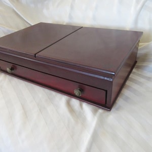 Uniek antiek mahoniehouten tafelzilver/bestek uit de jaren 30 opbergdoos borstlade met mooie koperen knoppen Goede gebruikte staat!