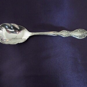 Cuillère à sucre plaquée argent avec bol coquillages d'International/Rogers orné de motifs floraux BEVERLY MANOR avec volutes Bon état poli