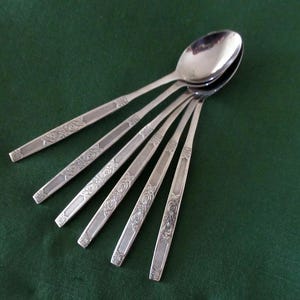 Puede incluir: Un letrero de madera rústica con el texto "Welcome to our home" en letras blancas. El letrero presenta un acabado envejecido y un diseño sencillo y acogedor, perfecto para un porche o entrada.