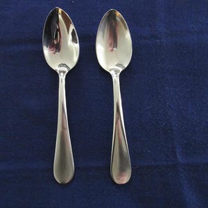 2 vintage rostfria teskedar från Allegheny i 1700-talets Windsor-mönster i satin med rundade handtag. Gott skick!