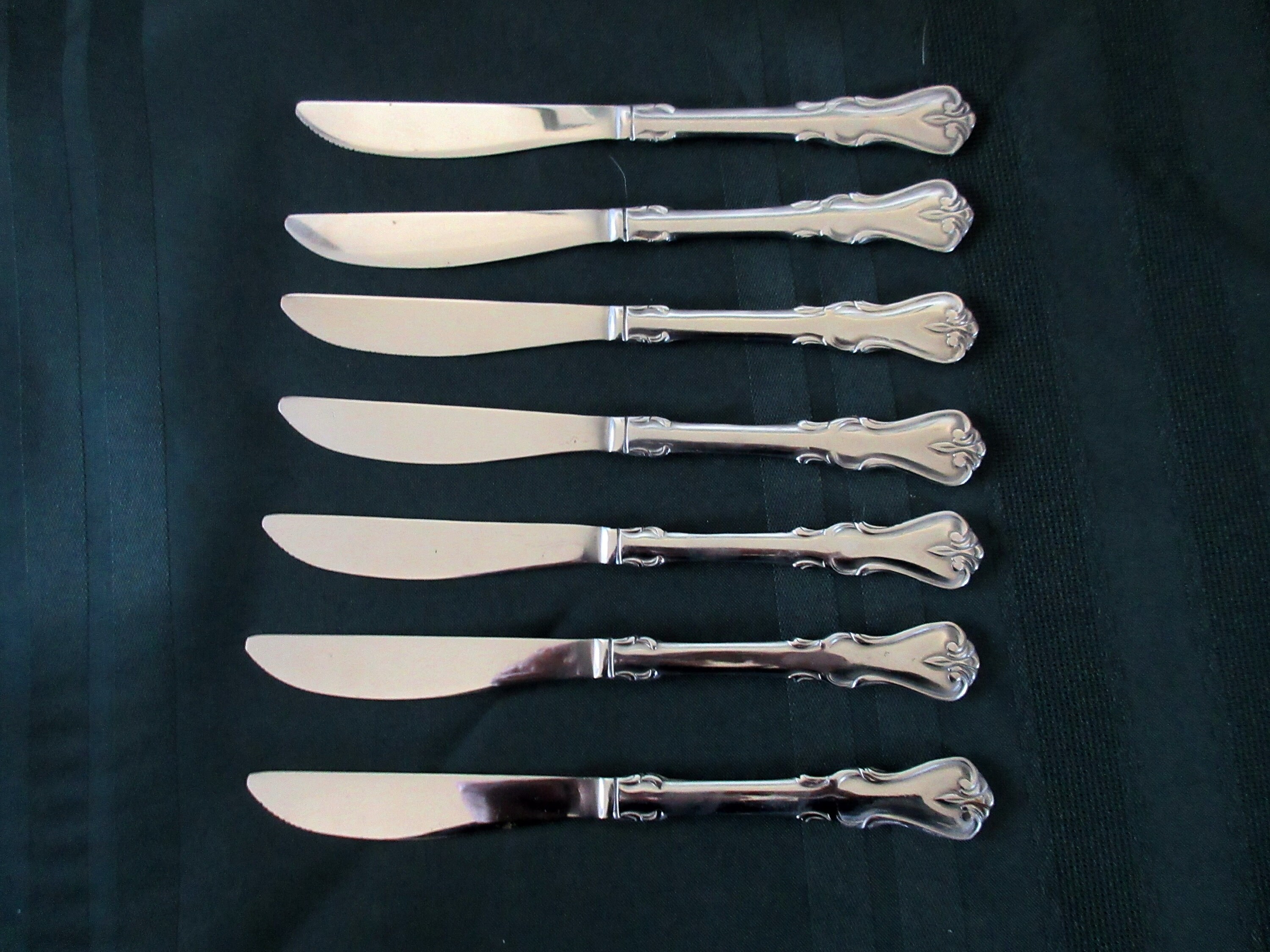 7 Stainless Dinner KNIVES from Cambridge Silverware Flatware in JESSICA Pattern Glossy w/Heart Shape End Handle w/Plume Polished Good Cond!